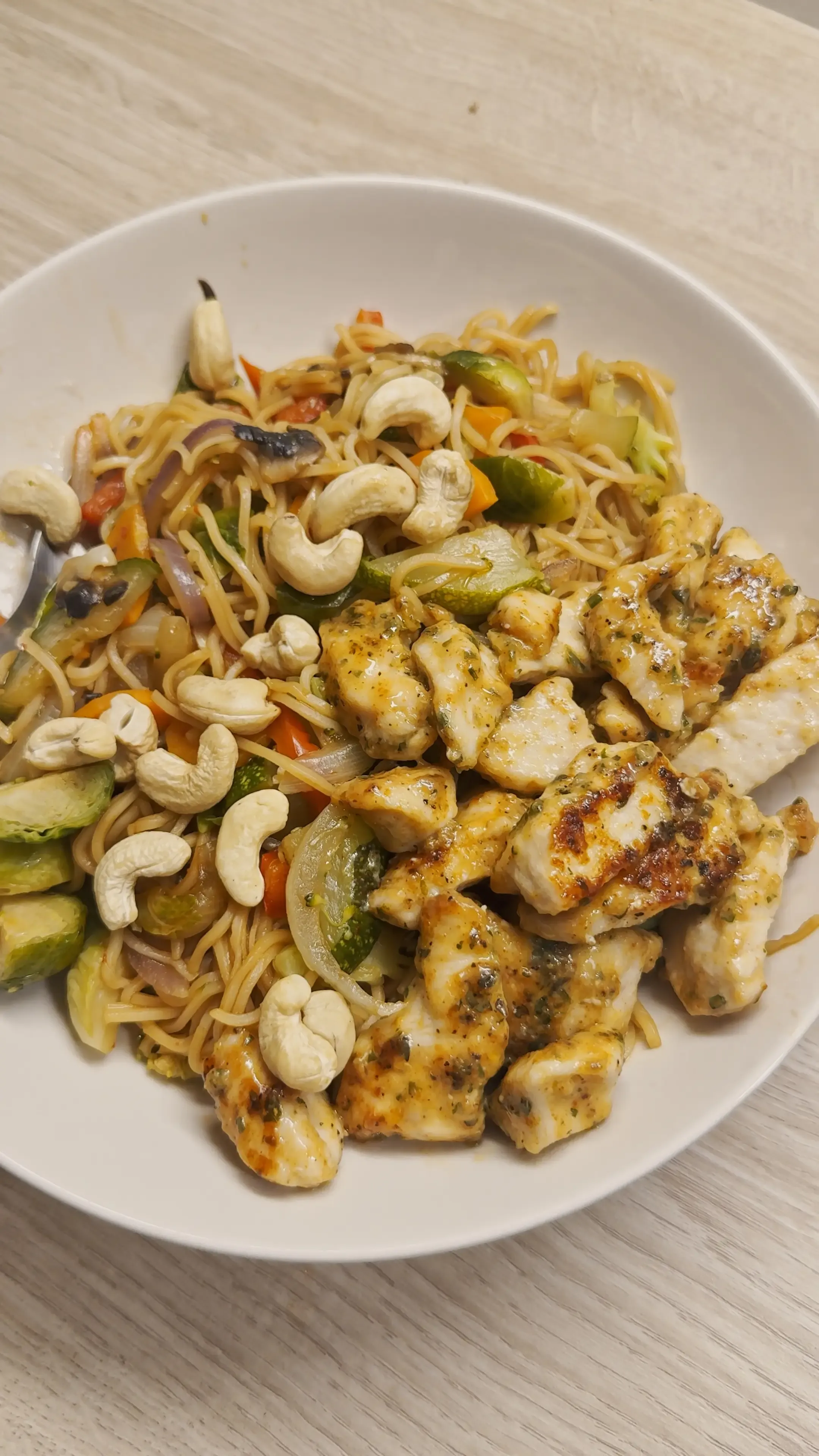 Fideos wok estilo chino con pollo crujiente - Image 1